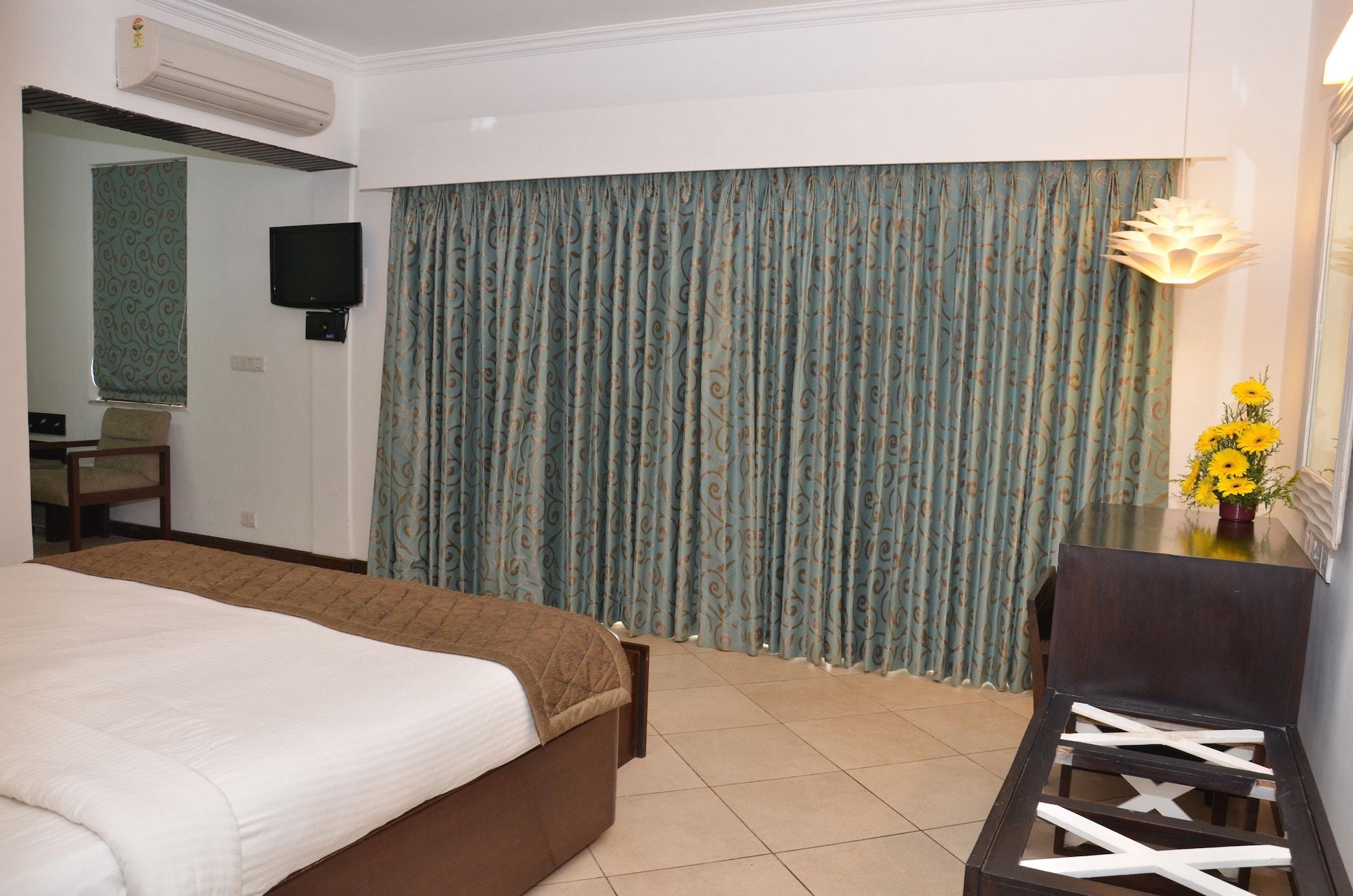 Sonesta Inns Beach Resort - Candolim Beach Exterior photo