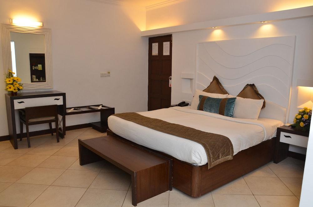 Sonesta Inns Beach Resort - Candolim Beach Exterior photo