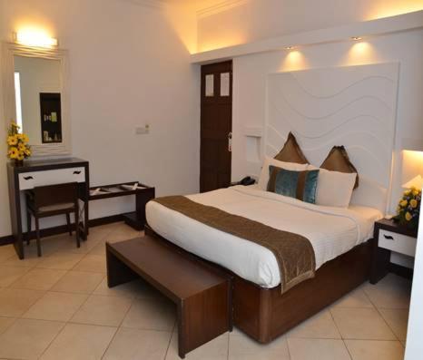 Sonesta Inns Beach Resort - Candolim Beach Exterior photo